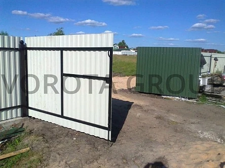 Распашные ворота Doorhan зеленые 2000х2420