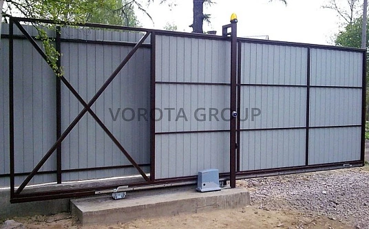 Откатные ворота из профнастила Alutech серые для частной территории 2500x3050
